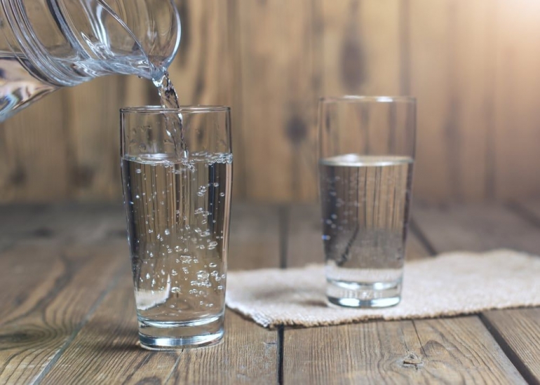 Air mineral sangat bagus untuk menjaga kebugaran tubuh. (Hallosehat.com)