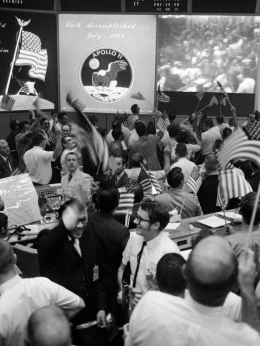 Kekembiraan di ruang kendali sesaat setelah Apollo 11 berhasil mendarat di bulan. Sumber: NASA