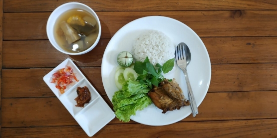 Ayam Panggang Klaten disajikan dengan Sayur Asem / dok.pribadi