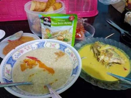 Oatmeal disantap dengan gulai ikan. (dokpri)