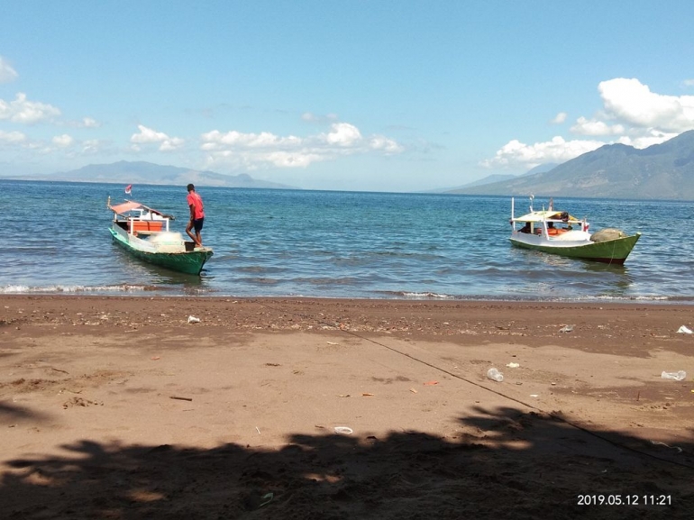 Dokpri: Dua Perahu nelayan Solor belabuh di pantai Oka