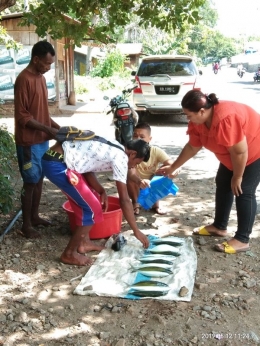 Nelayan menjajakan ikan tangkapannya di pinggir jalan utama Larantuka - Maumere - dokpri