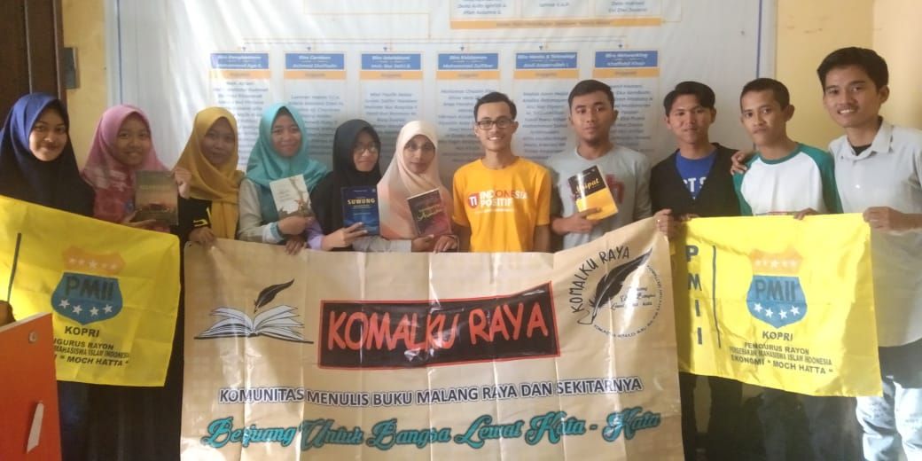 Peserta Sekolah Literasi dan pemateri. Nauval ( kaos orange ) sang jurnalis 