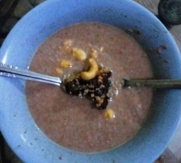 Sahur simpel: oatmeal kombinasi kurma dan kacang mete. (dokpri)