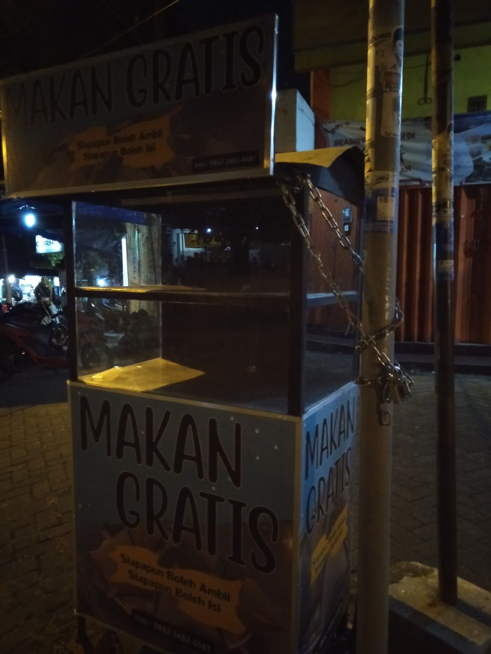 Almari kaca tempat nasi gratis. - Dokpri