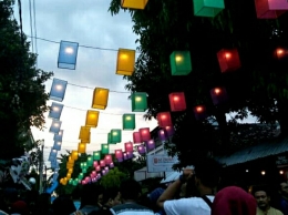 Lampion-lampion yang menghiasi sepanjang jalan menuju Masjid | photo by tika