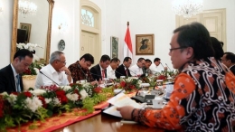 Sejumlah menteri Kabinet Kerja mengikuti rapat terbatas yang dipimpin oleh Presiden Joko Widodo dan Wakil Presiden Jusuf Kalla, di Istana Bogor, Jawa Barat, Senin (22/5/2017). | FOto: KOMPAS/WISNU WIDIANTORO