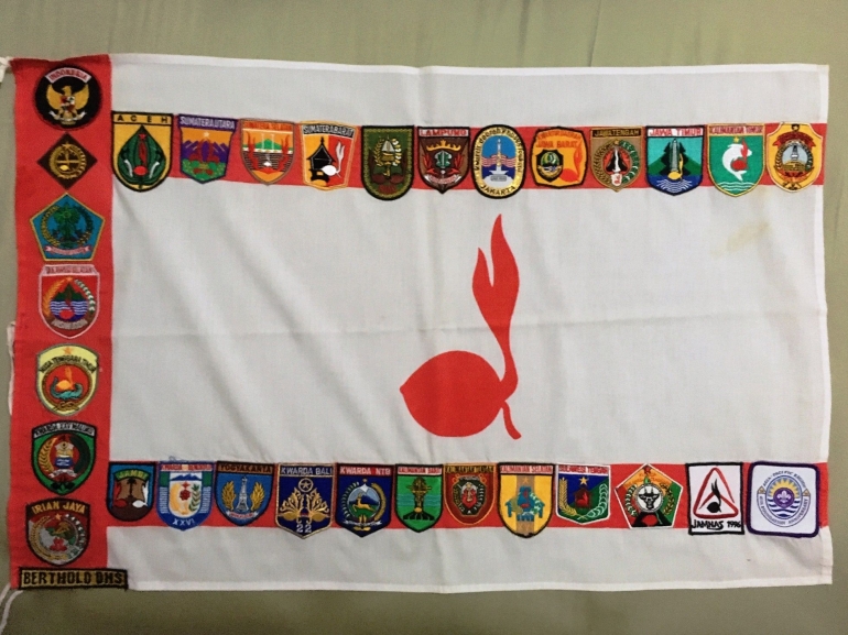 Bendera Pramuka yang ditempel lengkap badge Kwartir Daerah dari 27 provinsi di Indonesia pada 1996. (Foto: BDHS)