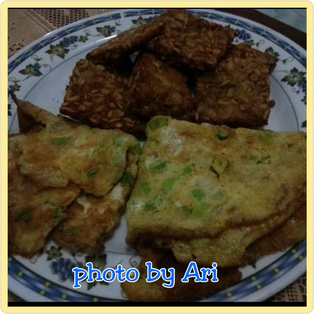 Telur dadar dan tempe goreng. Photo by Ari