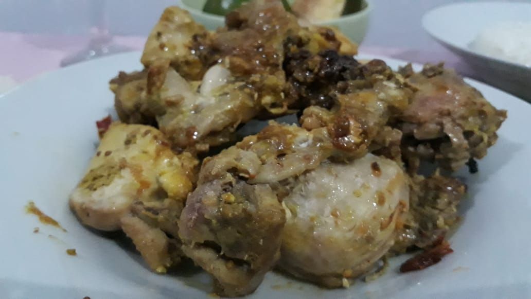 Ayam diungkep malam hari, digoreng menjelang sahur (dok. pribadi)