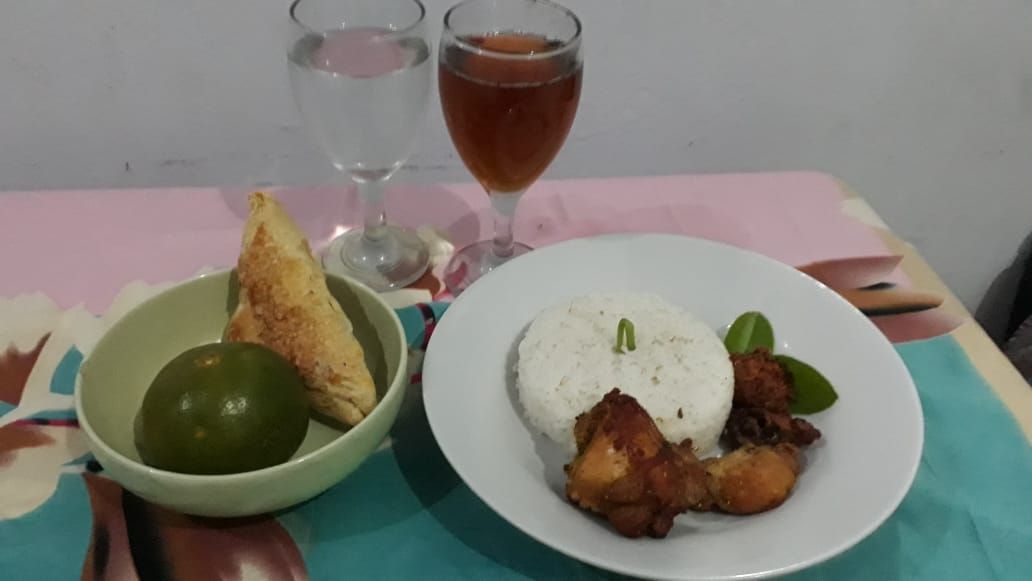 Nasi ayam goreng dan sambal untuk sahur. Jangan lupa buah dan minum teh hangat atau air putih (dok. pribadi)