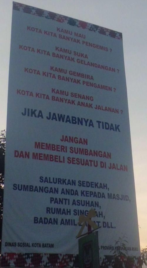 Salah satu billboard imbauan yang dipasang Pemerintah Kota Batam beberapa waktu lalu di jalan utama Kota Batam, Kepulauan Riau. | Dokumentasi Pribadi