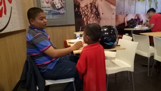 Pengemis anak yang meminta-minta hingga ke tempat makan cepat saji. | Dokumentasi Pribadi