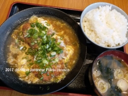 Dokumentasi pribadi | Menu pilihan koki adalah ini : daging ayam goreng tepung, dimasak dalam kuah gurih khas Izikaya, dengan telur yang di kocok dan daun bawang. Ditambah nasi Jepang dan soup Miso berisi rumput laut, baso dan tahu Jepang ...... yummy ......