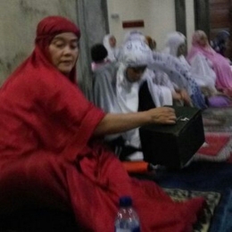 Kotak amal di masjid diedarkan saat salat tarawih (dok.windhu(
