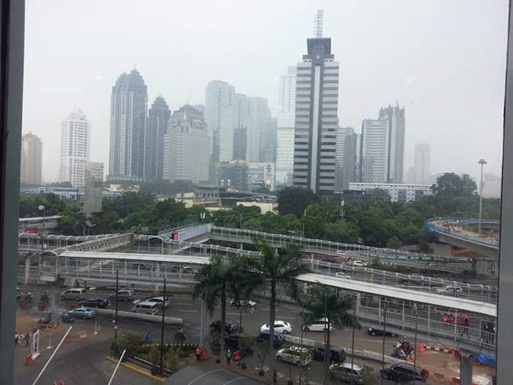 Pemnadangan Halte Trans Jakarta dari Plaza Semanggi. Photo by Ari