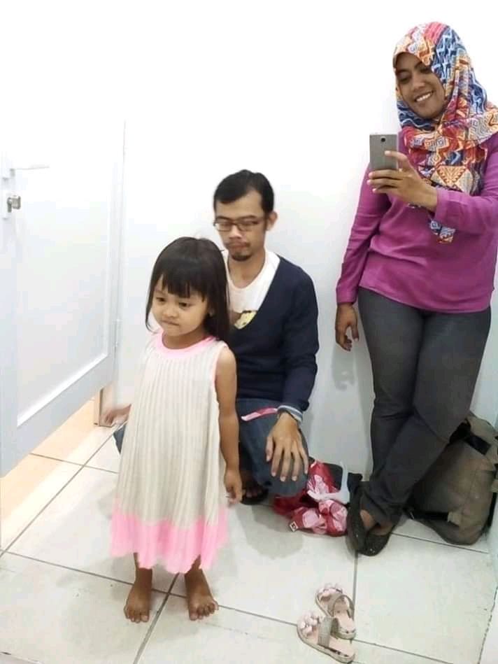 Mencoba baju lebaran . Dokumen pribadi