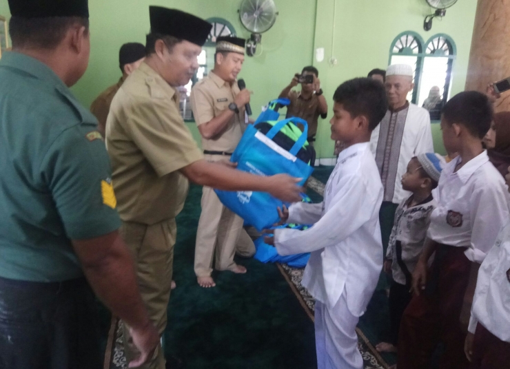 Santunan Pemkab Bangka untuk anak yatim yang diserahkan Selasa (14/5) dalam safari Ramadan di masjid At Taqwa desa Silip, merupakan salah satu bentuk sedekah mengisi kegiatan amaliah Ramadhan (dokpri) 
