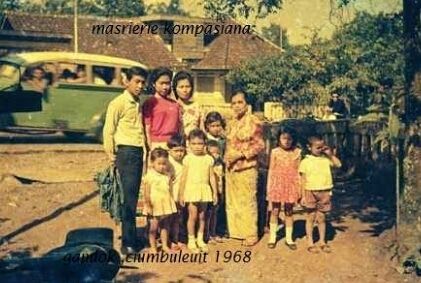 Gandok, jalan Ciumbuleuit bawah/selatan. Tampak latar belakang, oplet tahun 1968 an, dan sekarang bangunan di belakang itu sudah menjadi Gallery Ciumbuleuit Apartemen dan Hotel Harris