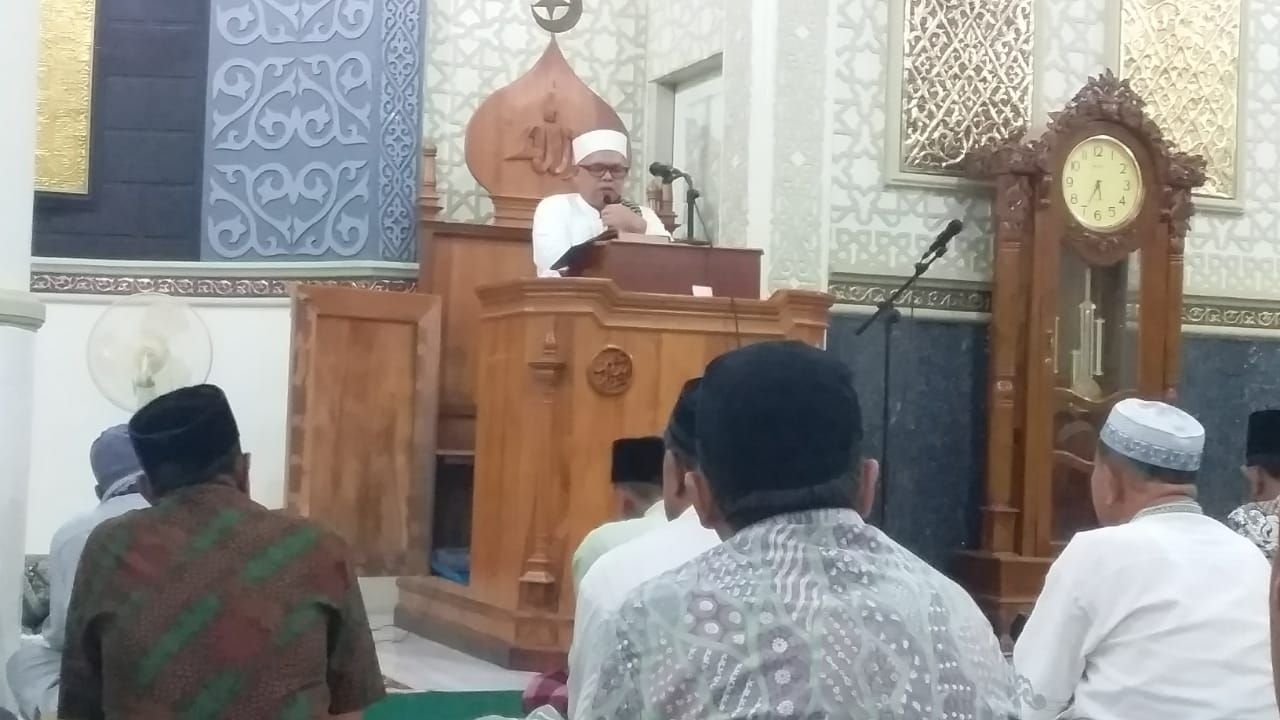 Tgk Syahminan, M.Ag saat menyampaikan kajian subuh tadi pagi di Masjid Babul Maghfirah Gampong Tanjung Selamat, Selasa (14/05/2019) | Foto: Robi