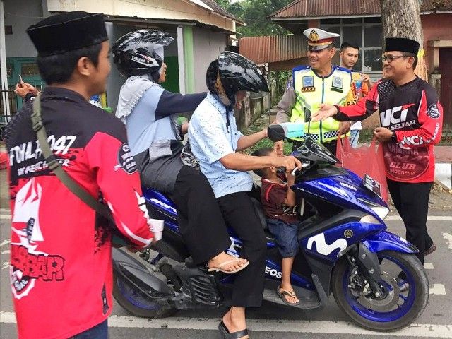 YNCI Bantaeng Chapter dan Sat Lantas Polres Bantaeng membagikan takjil (12/05/19) - dokpri