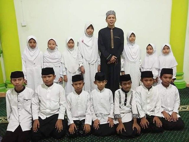 H Arifuddin (pakaian hitam) bersama anak dan remaja masjid-dokpri