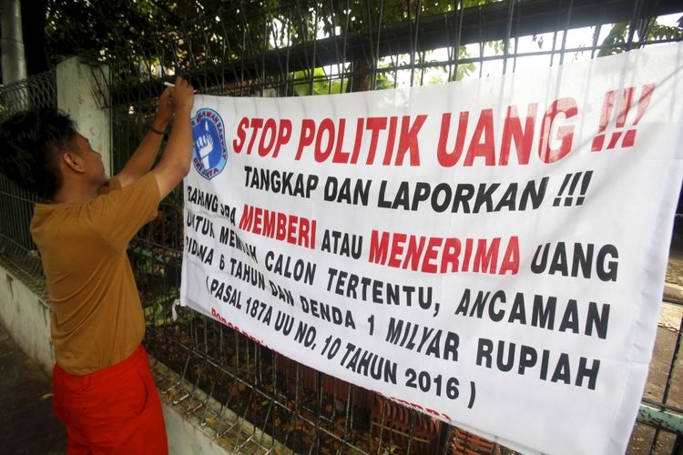 Himbauan tolak politik uang dipasang warga di daerah pemukiman penduduk di Sukabumi Utara, Jakarta, Sabtu (28/1/2017). Ancaman pidana 6 tahun dan denda Rp 1 Milyar berdasarkan pasal187 A UU No.10 tahun 2016, dapat dikenakan pada pemberi maupun penerima.(KOMPAS/LASTI KURNIA)