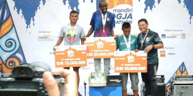Pratu Werman (paling kiri) berhasil menyabet Juara 2 Marathon Jogja Mandiri 2019 | Barometermedan.com