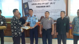 Kepala Rutan Garut, Sukarno Ali saat menerima piagam penghargaan di KPPN Garut | dokpri
