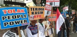 Teks Foto: Aksi demo simpati dari Komite Aksi Pemuda dan Mahasiswa untuk Demokrasi (KAMPUD) di depan kantor KPU Jl. Imam Bonjol, Menteng, Jakarta Pusat, Rabu (15/05/2019). Foto: Syafrudin Budiman.