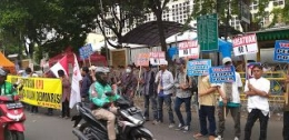 Teks Foto: Aksi demo simpati dari Komite Aksi Pemuda dan Mahasiswa untuk Demokrasi (KAMPUD) di depan kantor KPU Jl. Imam Bonjol, Menteng, Jakarta Pusat, Rabu (15/05/2019). Foto: Syafrudin Budiman.