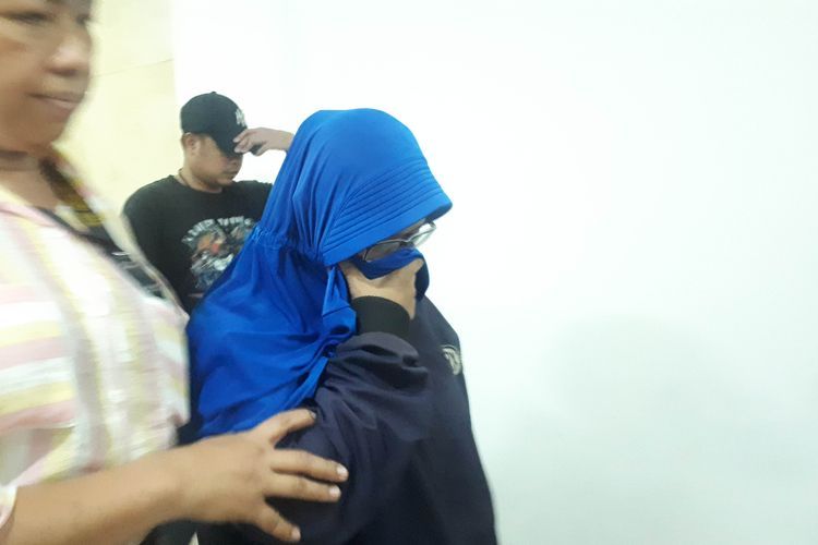 Polda Metro Jaya menangkap menangkap dua perempuan yang diduga merekam dan menyebarkan video HS, tersangka yang mengancam penggal kepala Presiden Joko Widodo, Rabu (15/5/2019). (KOMPAS.COM/ RINDI NURIS VELAROSDELA).