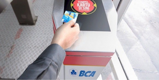 Flazz BCA selain bisa buat belanja, bisa juga buat transportasi. (foto:www.bca.co.id)