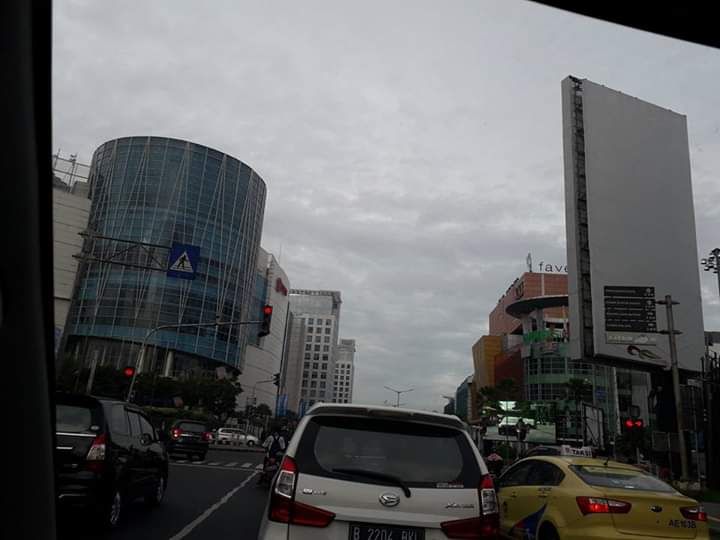 Mobil di Jakarta. Photo by Ari