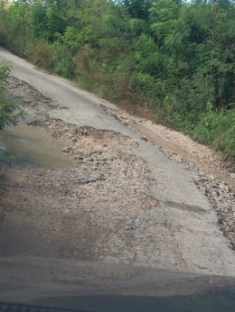 Jalanan rusak yang menuju Air Terjun Tanggedu (dok pribadi)