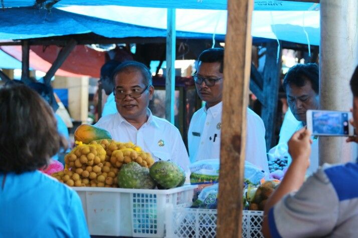 Asisten Ekonomi Pembangunan Setdakab Samosir Monitoring Ketersedian dan Harga Sembako di Pasar Pangururan