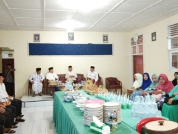 Bupati Bantaeng (tengah) berbincang sambil menunggu saat berbuka puasa.