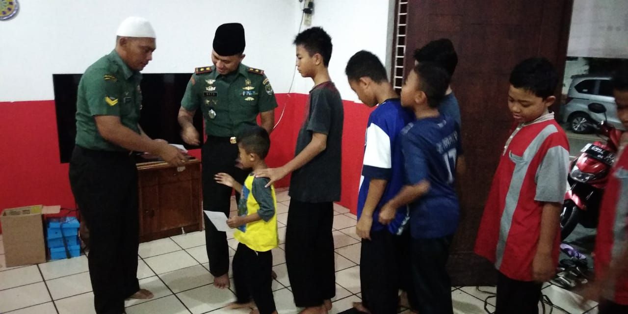 Danramil 05/Tanah Abang bersama anggota juga menyantuni anak yatim dan dhuafa pasca sahur bersama | dokpri