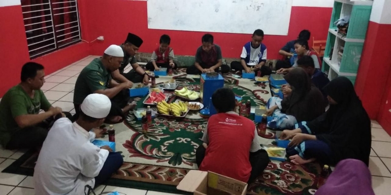 Danramil 05/Tanah Abang bersama anggota sedang menyantap makan sahur bersama anak yatim dan dhuafa | dokpri
