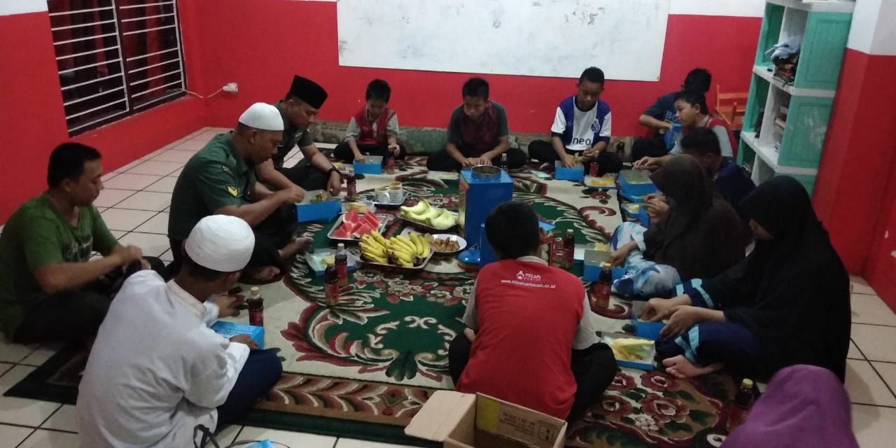 Danramil 05/Tanah Abang bersama anggota sedang menyantap makan sahur bersama anak yatim dan dhuafa | dokpri