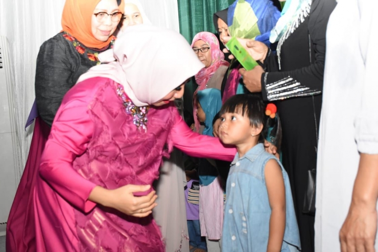 Ketua Persit KCK Cabang XV Kodim 0501/JP BS PD Jaya juga memberikan santunan secara simbolis bagi yatim dan warakawuri