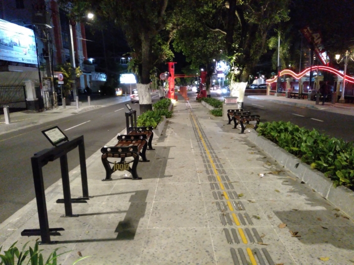 Taman median Jalan Suroto. Tampak Perpustakaan Kota Jogja di sebelah kanan. - Dokpri