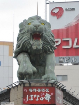 www.tokyotombaker.wordpress.com | Seekor singa besar sedang mengaum, diatas atap bangunan tinggi, di Kawaguchi Saitama