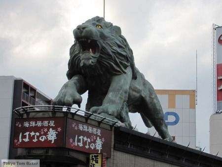  www.tokyotombaker.wordpress.com | Kaki depan kanan si singa bisa digerkakkan, seraya memanggil orang2 untuk datang ke izikaya2