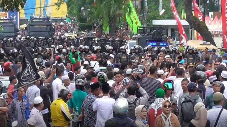 Massa dua kubu berbeda berunjuk rasa di Kantor Bawaslu Sumut Kota Medan. (Foto: iNews.id/Ahmad Ridwan Nasution)