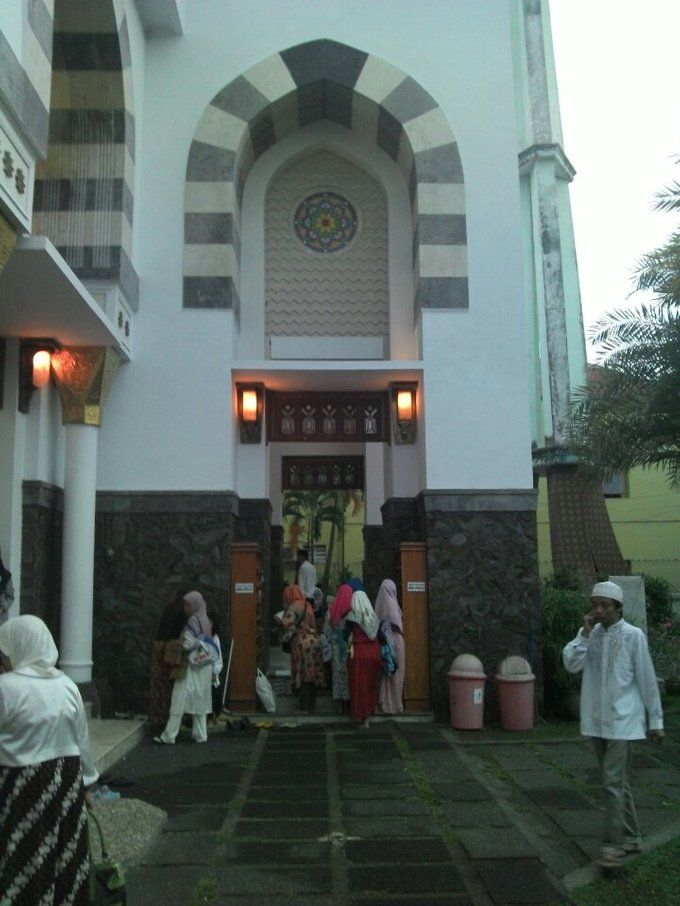 Tampak dari samping depan menuju ke belakang. (Id.foursquare.com)