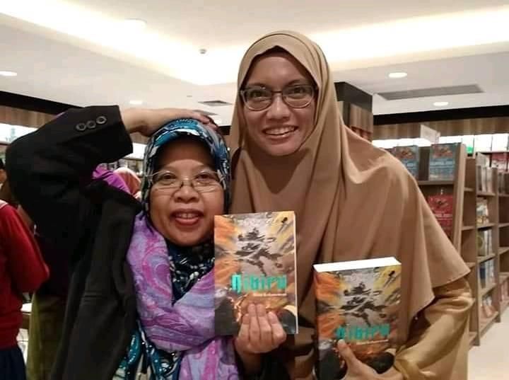 Horee dapet Novel Nibiru dari penulisnya TasarokGK (pict:dok.pribadi)