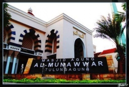 Masjid Agung Al-Munawwar tampak sisi pojok depan. (Id.foursquare.com)