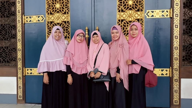 Bersama sahabat di depan pintu Masjid Al Akbar Surabaya (dok.pri)