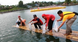 Pelepasan Benih Ikan di Danau Bemanei oleh Pemkab Rejang Lebong. Foto: https://bengkuluekspress.com